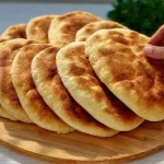 Pan horneado fresco y esponjoso listo en 6 minutos, ideal para el desayuno.