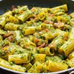 Plato de buena pasta con salsa deliciosa y hierbas frescas.